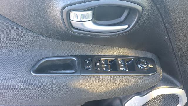 Used 2020 Jeep Renegade Latitude w/ Cold Weather Group image 15