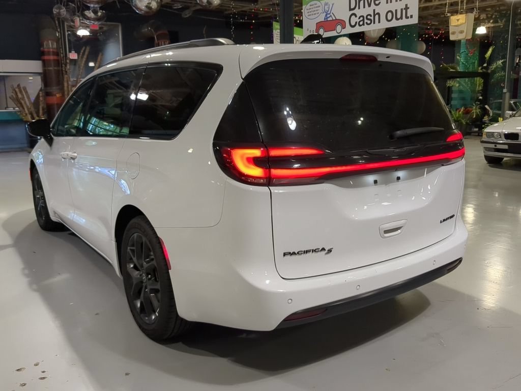 Used 2025 Chrysler Pacifica Limited FWD image 10
