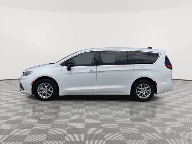 Used 2024 Chrysler Pacifica Touring-L FWD image 2