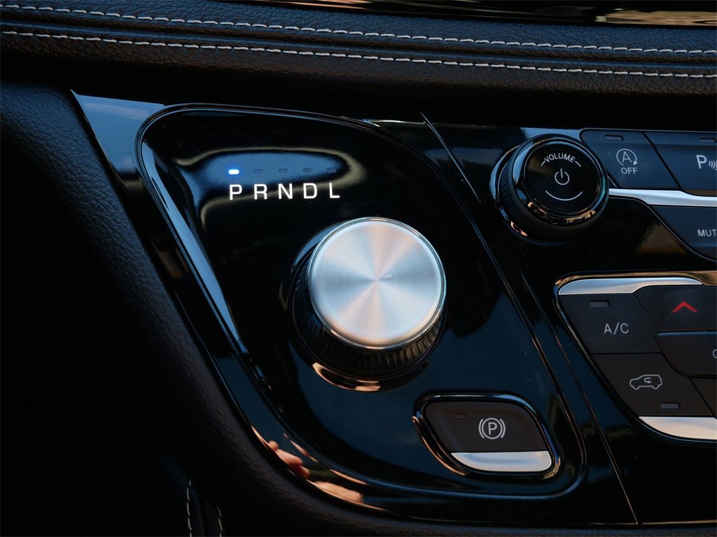 Used 2024 Chrysler Pacifica Limited w/ Uconnect Theater Family Group image 24