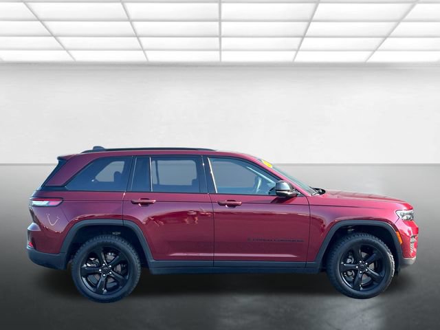 Used 2024 Jeep Grand Cherokee Altitude AWD/4WD image 3