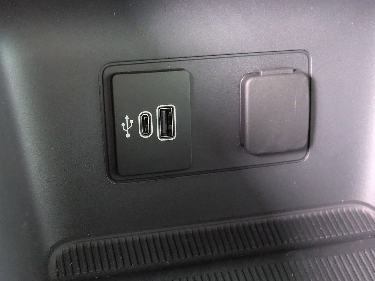 Certified 2026 Ford Explorer Platinum w/ LUX Leather Package image 21