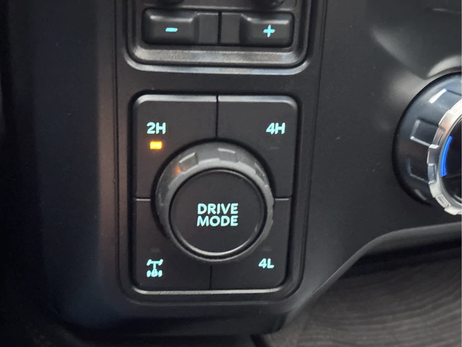 Certified 2024 Ford F350 Platinum w/ FX4 Off-Road Package image 24