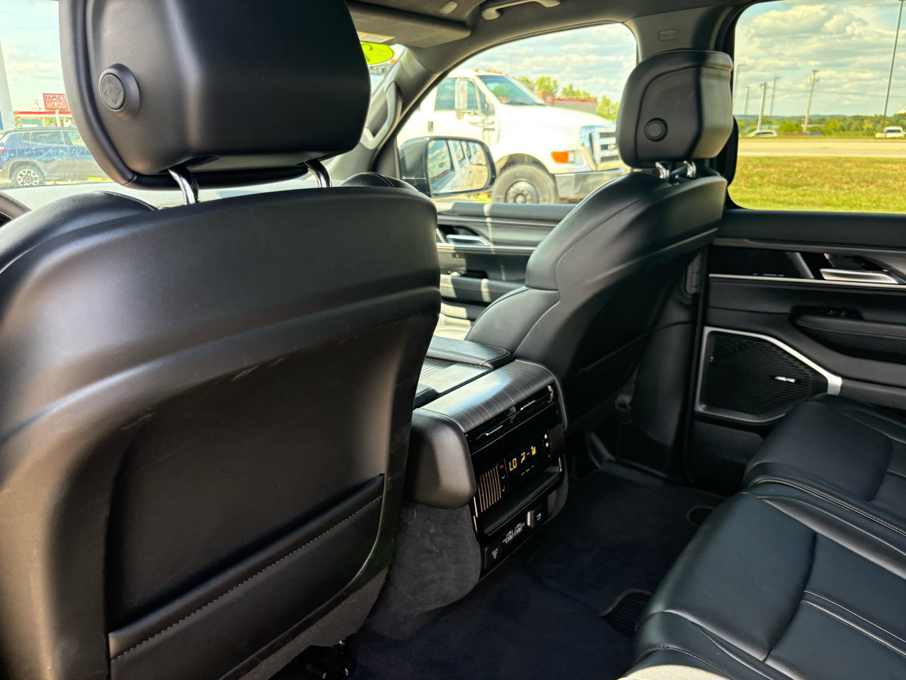 Used 2024 Jeep Wagoneer L Series II w/ Flexible Seating Group image 38