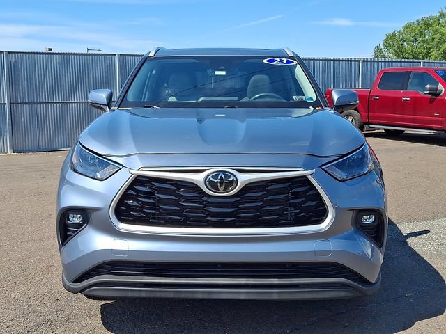 Used 2023 Toyota Highlander XLE FWD image 2