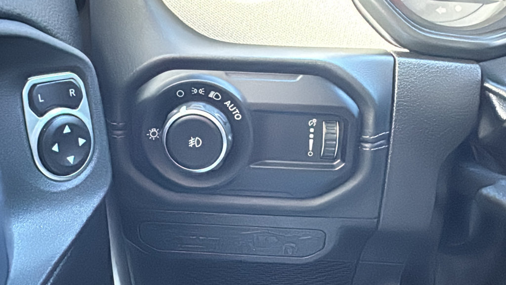 Used 2026 Jeep Wrangler Unlimited Sahara AWD/4WD image 19