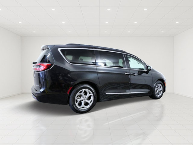 Used 2023 Chrysler Pacifica Limited FWD image 6