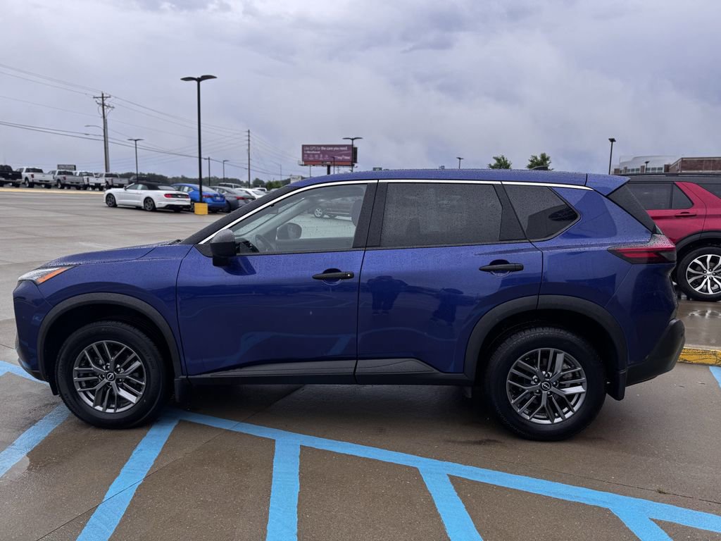 Used 2023 Nissan Rogue S image 2