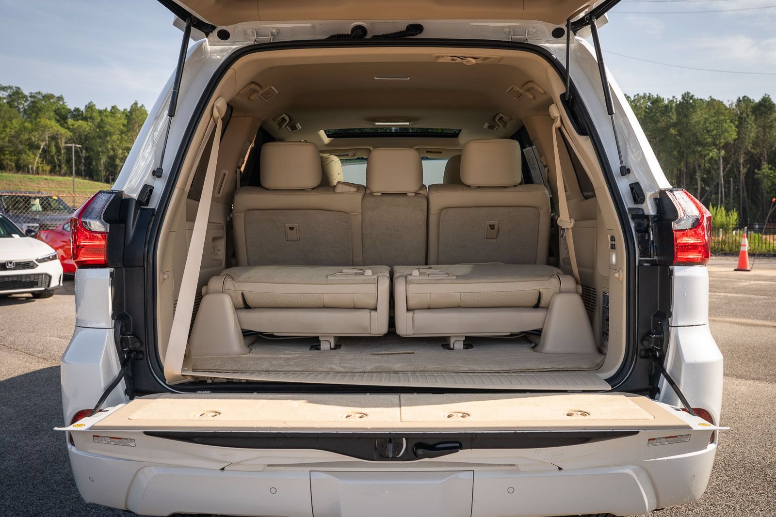 Used 2020 Lexus LX 570 4WD w/ Luxury Package image 23