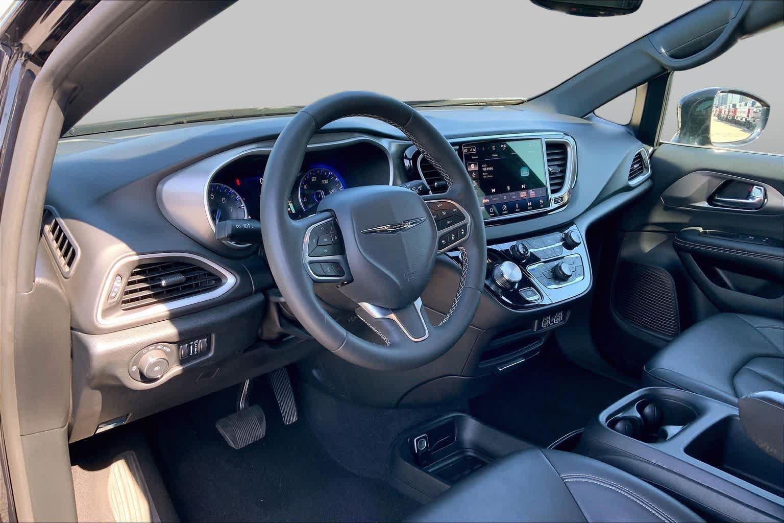 Used 2025 Chrysler Pacifica Select FWD image 17