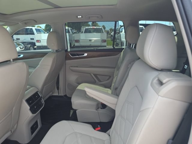 Used 2024 Volkswagen Atlas SE w/ Panoramic Sunroof Package FWD image 8