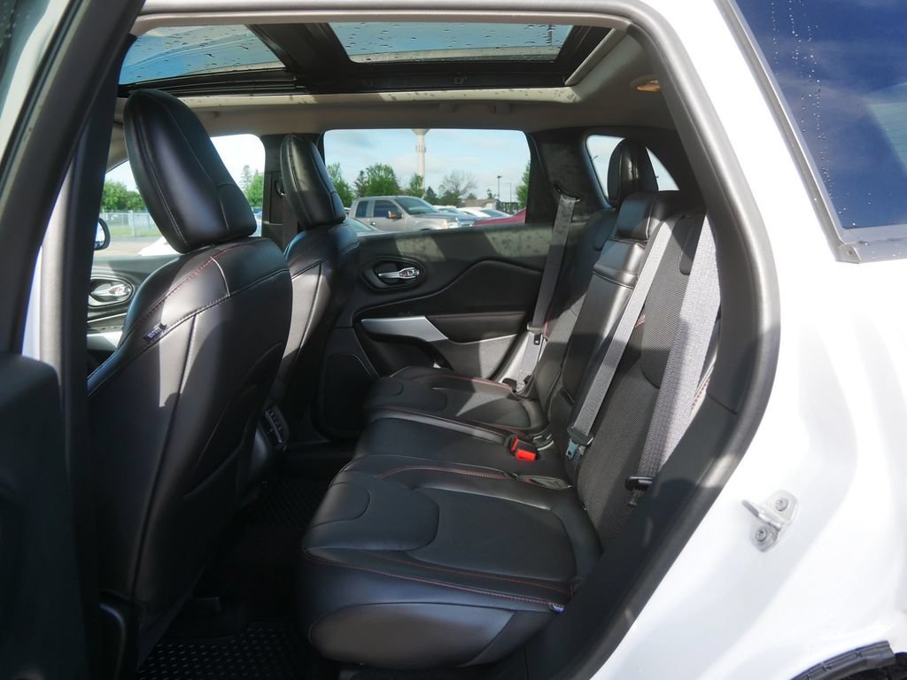 Used 2018 Jeep Cherokee Trailhawk AWD/4WD image 17
