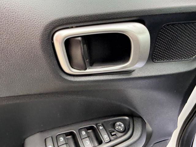 Used 2024 Hyundai Venue SEL FWD image 15