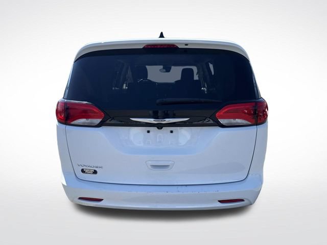 Used 2023 Chrysler Voyager LX FWD image 4