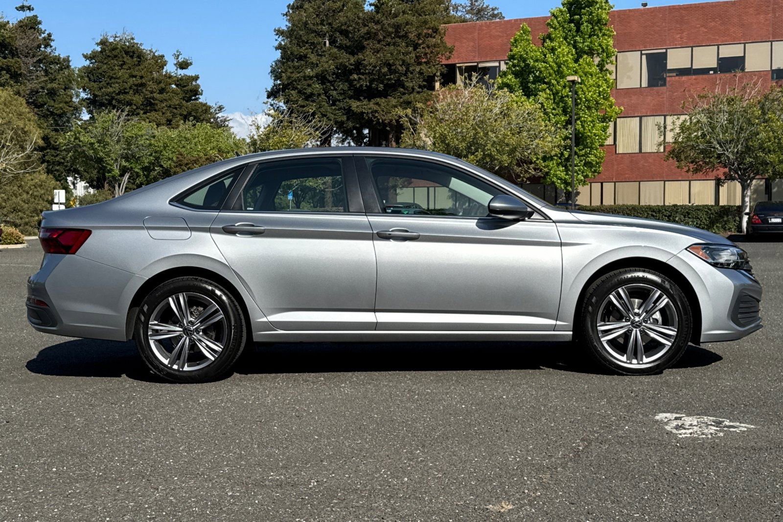 Used 2023 Volkswagen Jetta SE FWD image 2