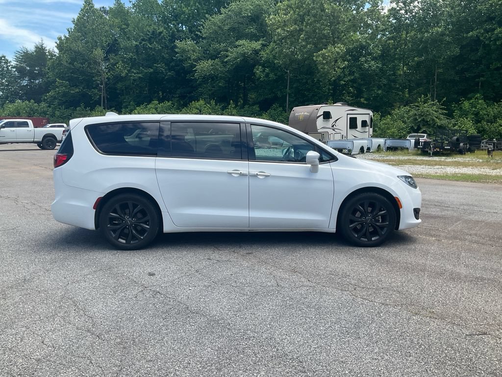 Used 2020 Chrysler Pacifica Touring w/ S Appearance Package FWD image 4
