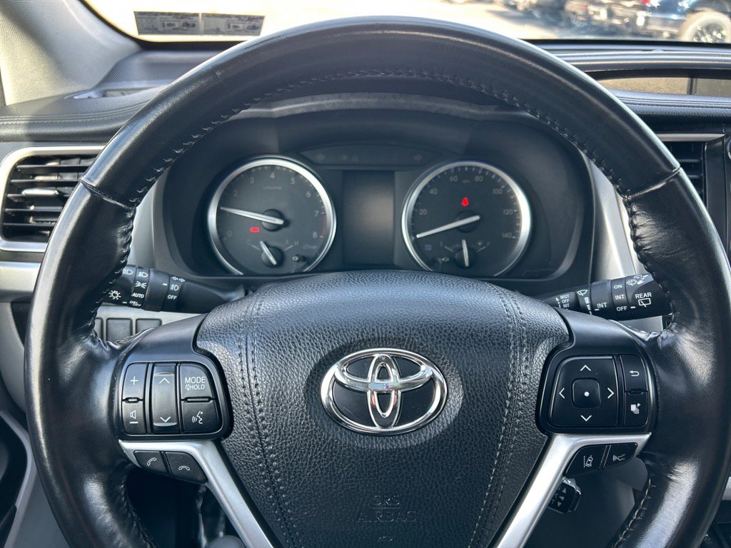 Used 2018 Toyota Highlander XLE w/ Carpet Mat Package (TMS) image 24