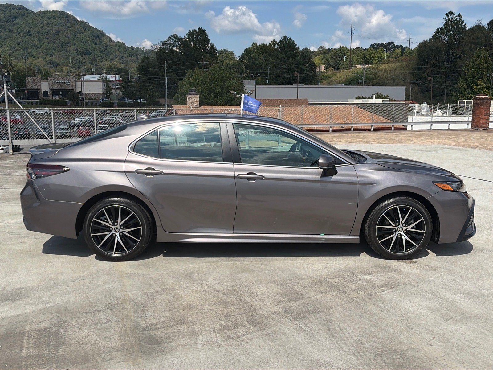 Used 2024 Toyota Camry SE FWD image 2
