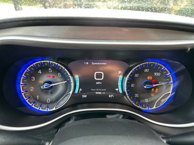 Used 2024 Chrysler Pacifica Touring-L FWD image 34