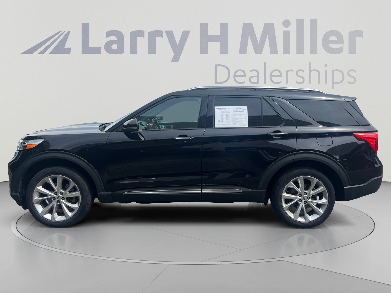 Certified 2023 Ford Explorer Platinum w/ Technology Package AWD/4WD image 2