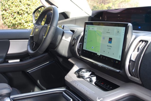 Certified 2025 Ford Expedition Active image 10