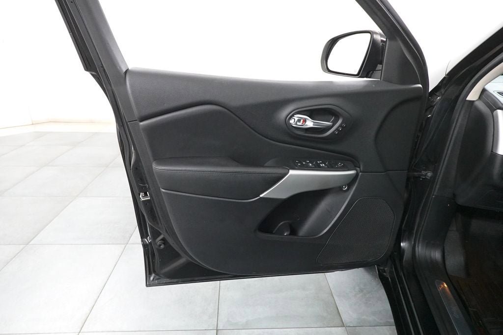Used 2017 Jeep Cherokee Overland AWD/4WD image 23