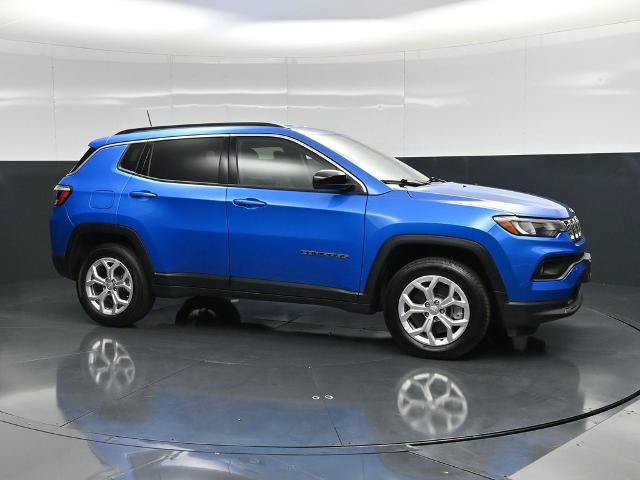 Used 2024 Jeep Compass Latitude w/ Convenience Group AWD/4WD image 3