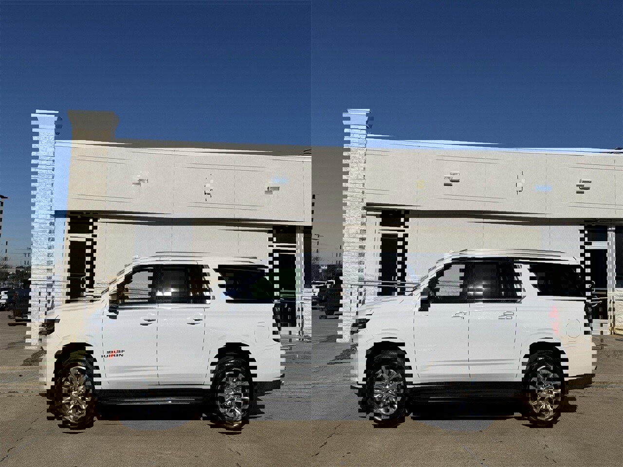 Used 2023 Chevrolet Suburban Premier image 3