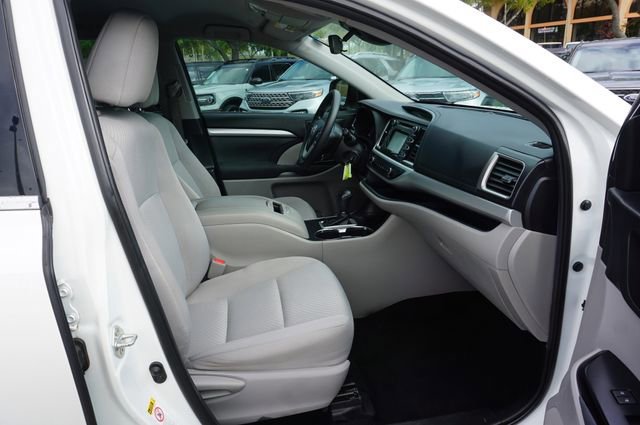 Used 2019 Toyota Highlander LE AWD/4WD image 8