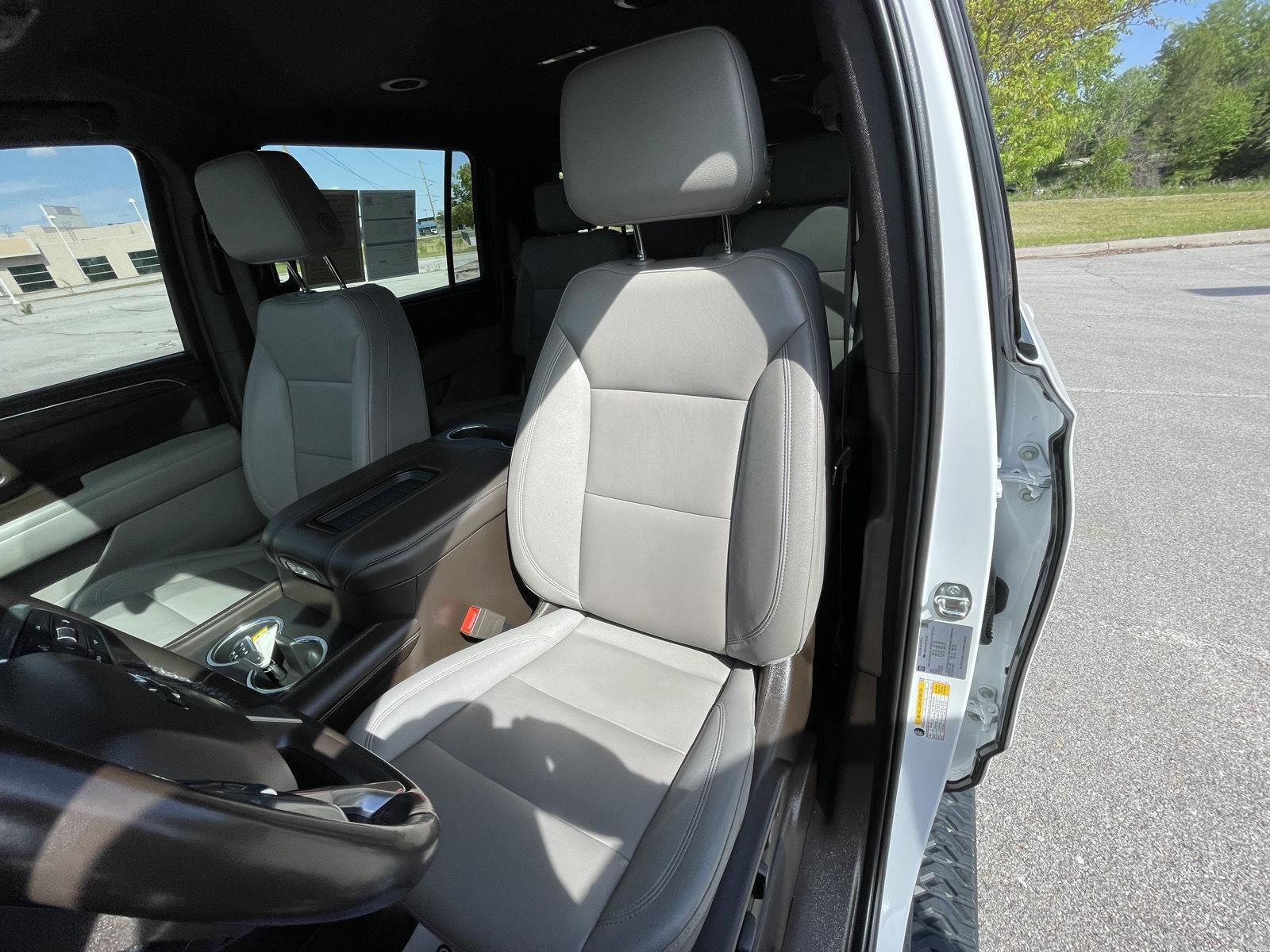 Used 2023 Chevrolet Suburban Z71 w/ Luxury Package AWD/4WD image 18