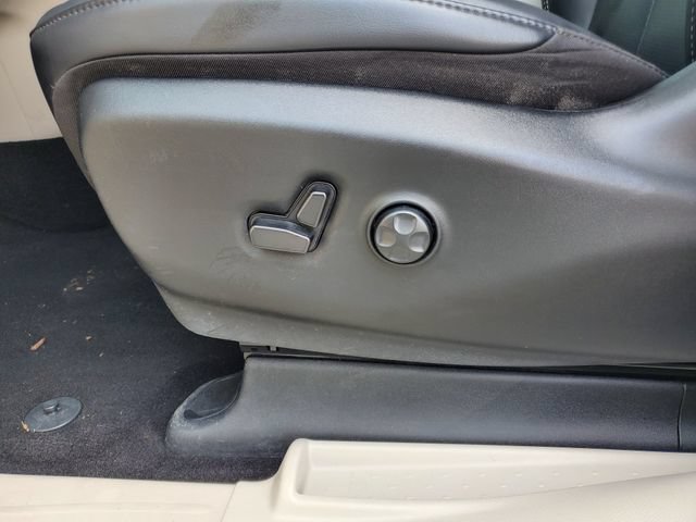 Used 2023 Chrysler Pacifica Touring-L FWD image 6