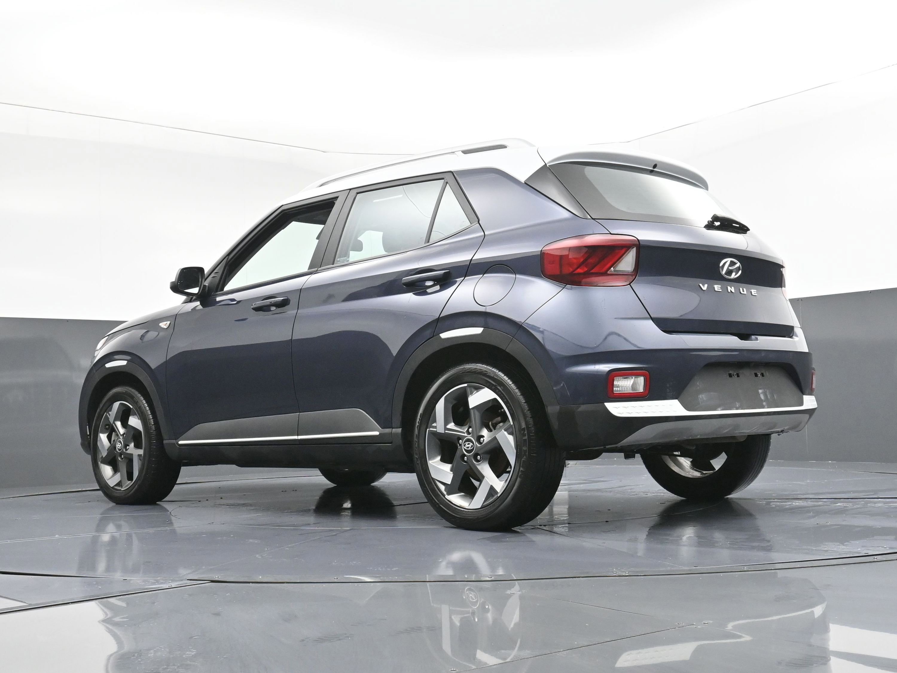 Used 2023 Hyundai Venue Limited w/ Cargo Package image 9