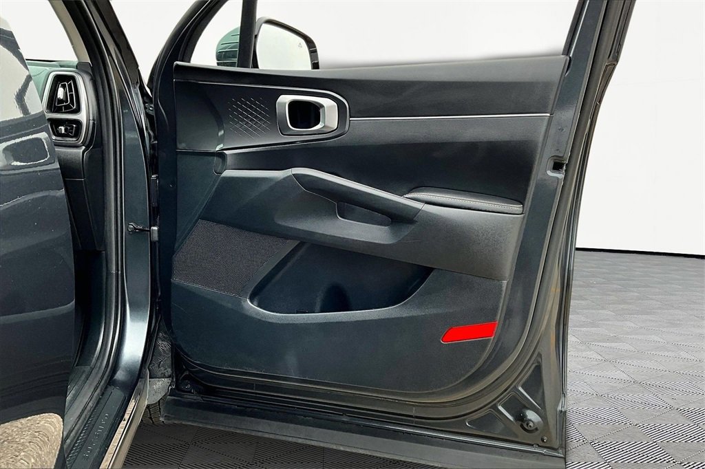 Used 2023 Kia Sorento LX image 24