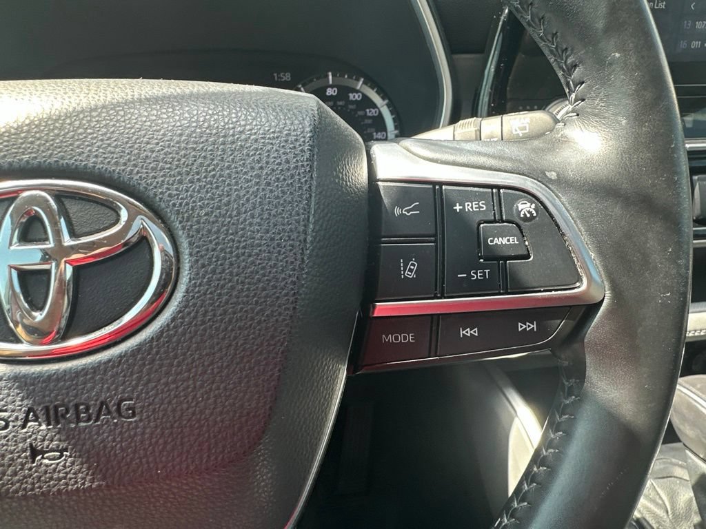 Used 2021 Toyota Highlander XLE AWD/4WD image 40