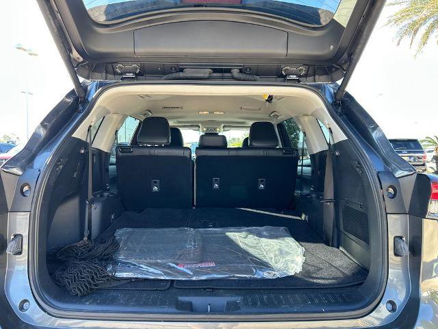 Used 2024 Toyota Highlander XLE image 9