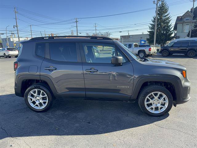 Used 2023 Jeep Renegade Latitude w/ Premium Group AWD/4WD image 2