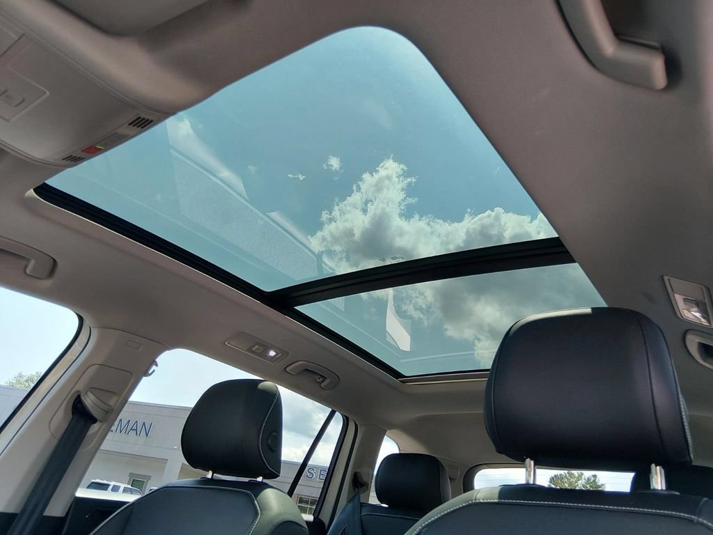 Used 2023 Volkswagen Tiguan SE w/ Panoramic Sunroof Package FWD image 11