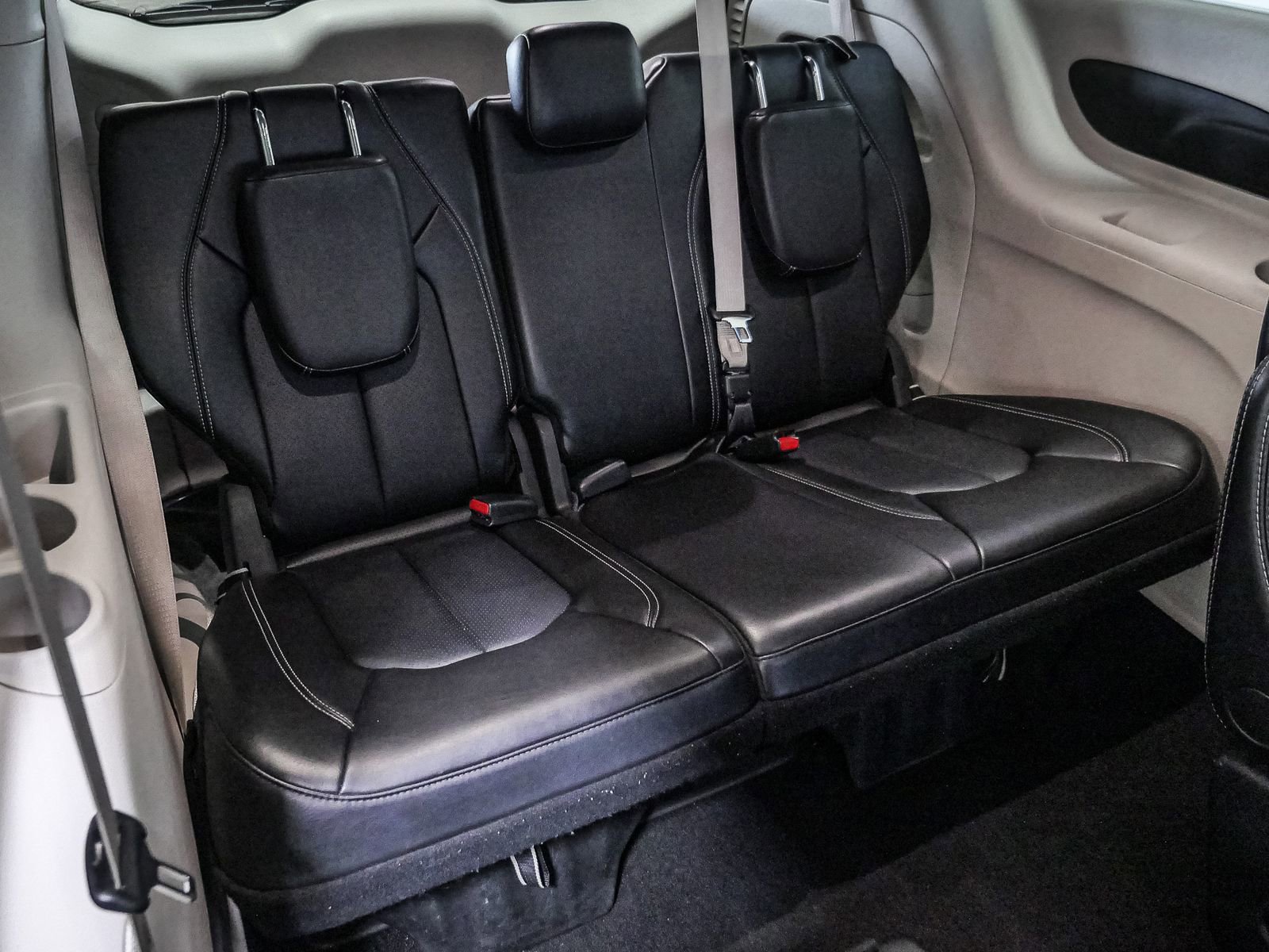 Used 2024 Chrysler Pacifica Touring-L image 24