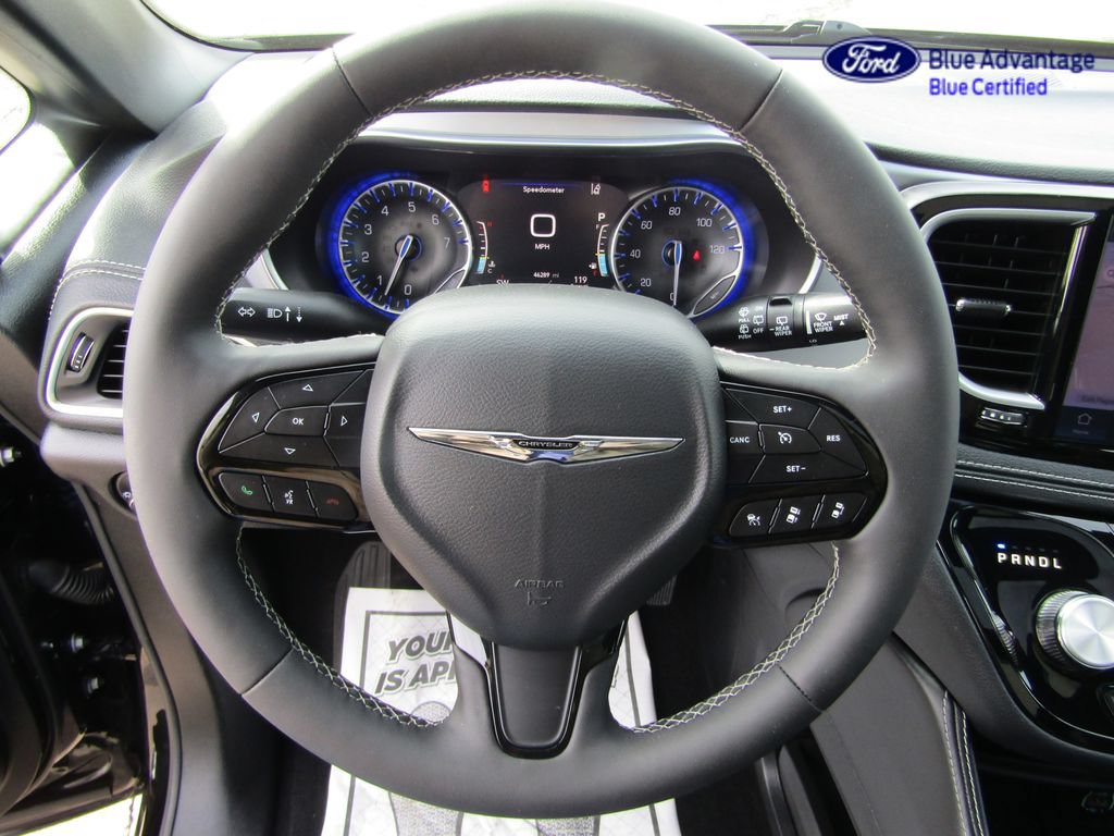 Used 2025 Chrysler Pacifica Limited FWD image 16