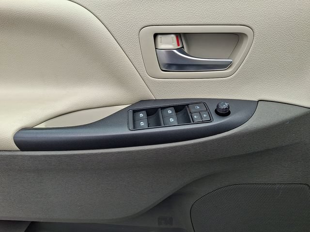 Used 2019 Toyota Sienna LE FWD image 13