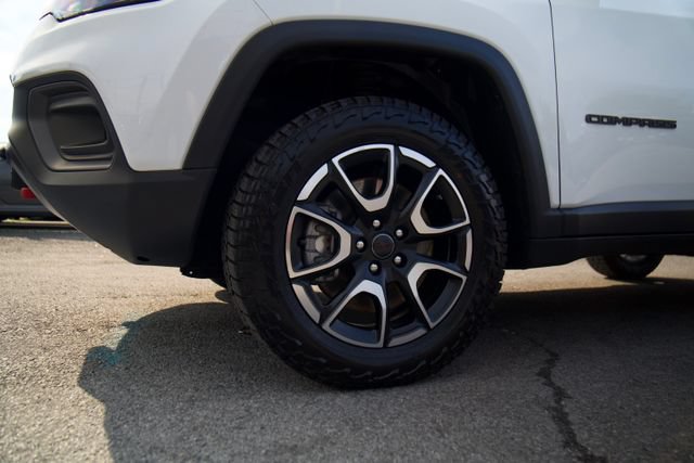 Used 2025 Jeep Compass Trailhawk AWD/4WD image 9
