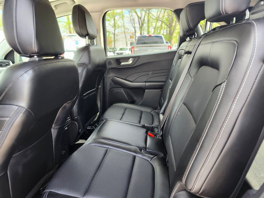 Certified 2022 Ford Escape SEL w/ Technology Package AWD/4WD image 16