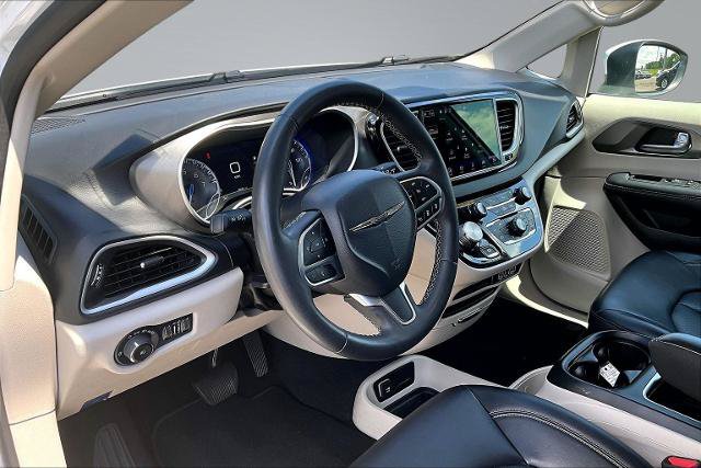 Used 2023 Chrysler Pacifica Touring-L FWD image 14