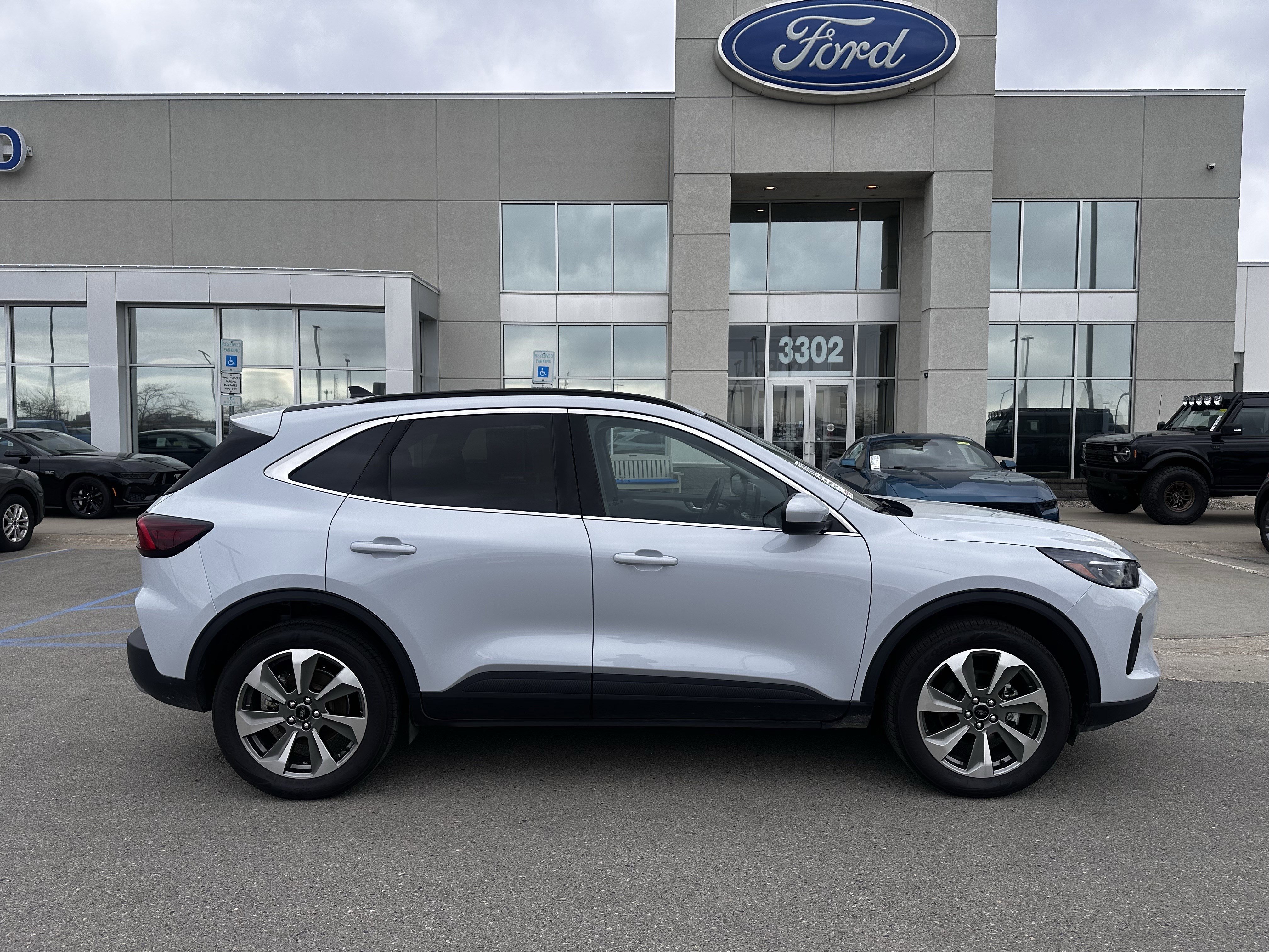 Certified 2025 Ford Escape Platinum AWD/4WD image 8