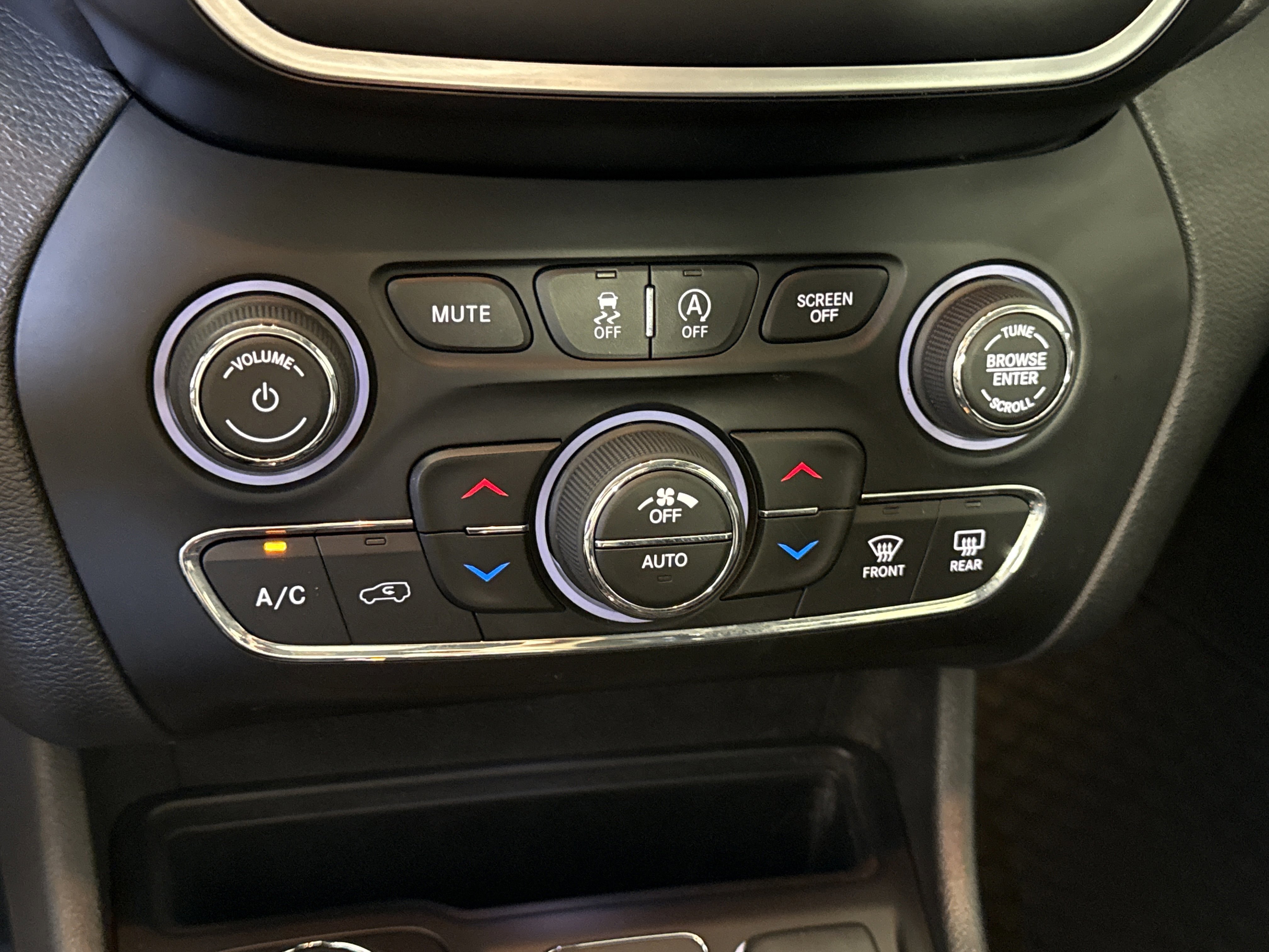 Used 2019 Jeep Cherokee Latitude Plus w/ Comfort/Convenience Group image 21