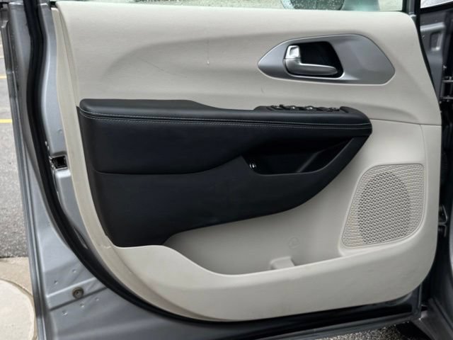 Used 2019 Chrysler Pacifica Touring Plus FWD image 9