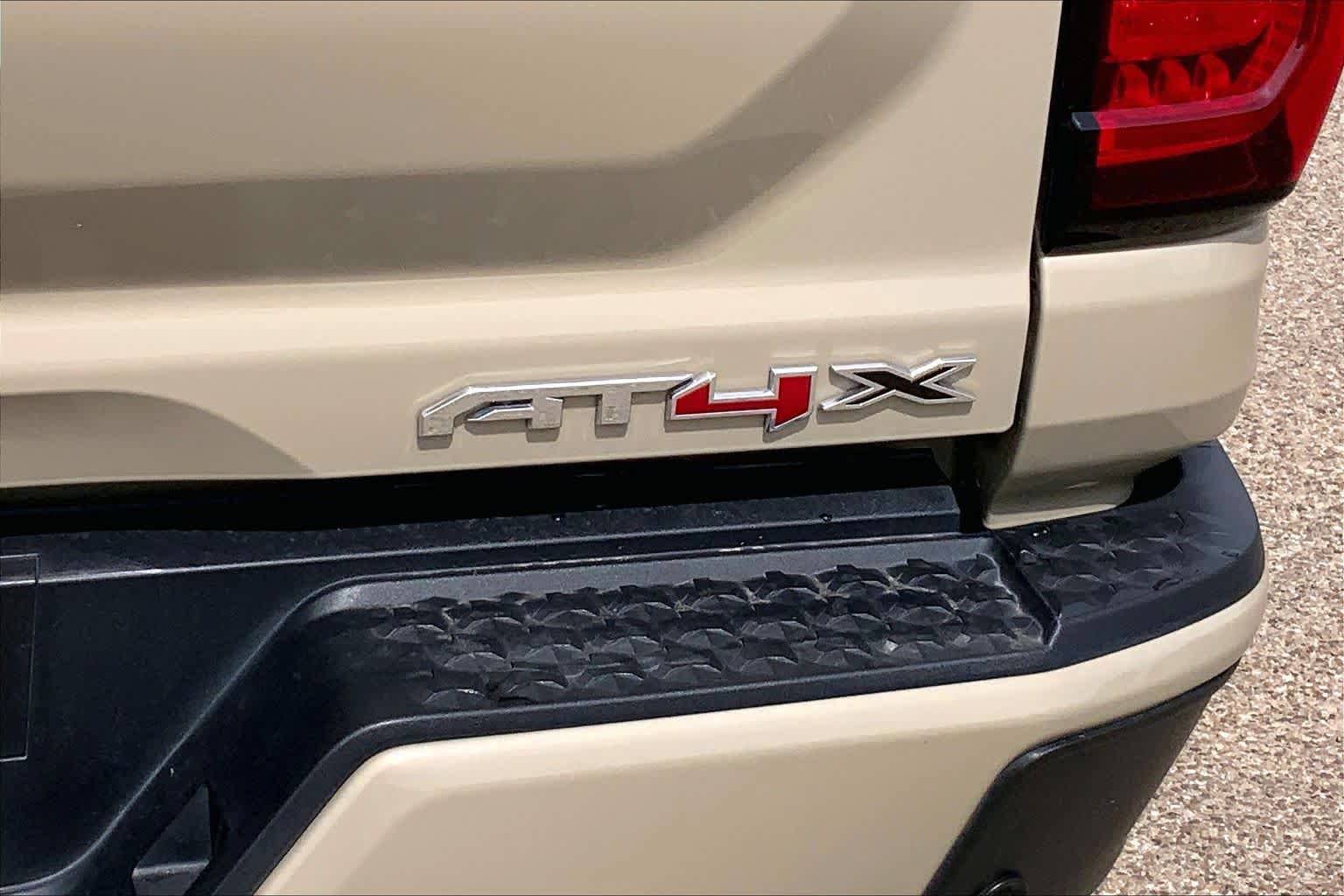 Used 2024 GMC Canyon AT4X AWD/4WD image 10