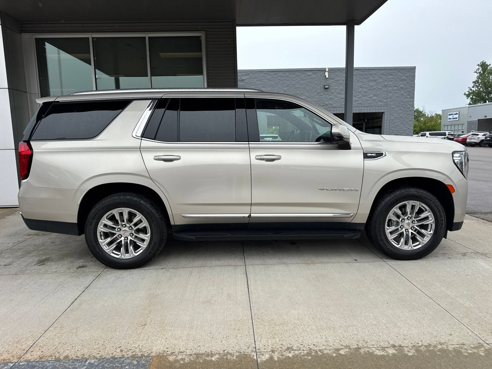 Used 2021 GMC Yukon SLT w/ SLT Premium Package AWD/4WD image 9