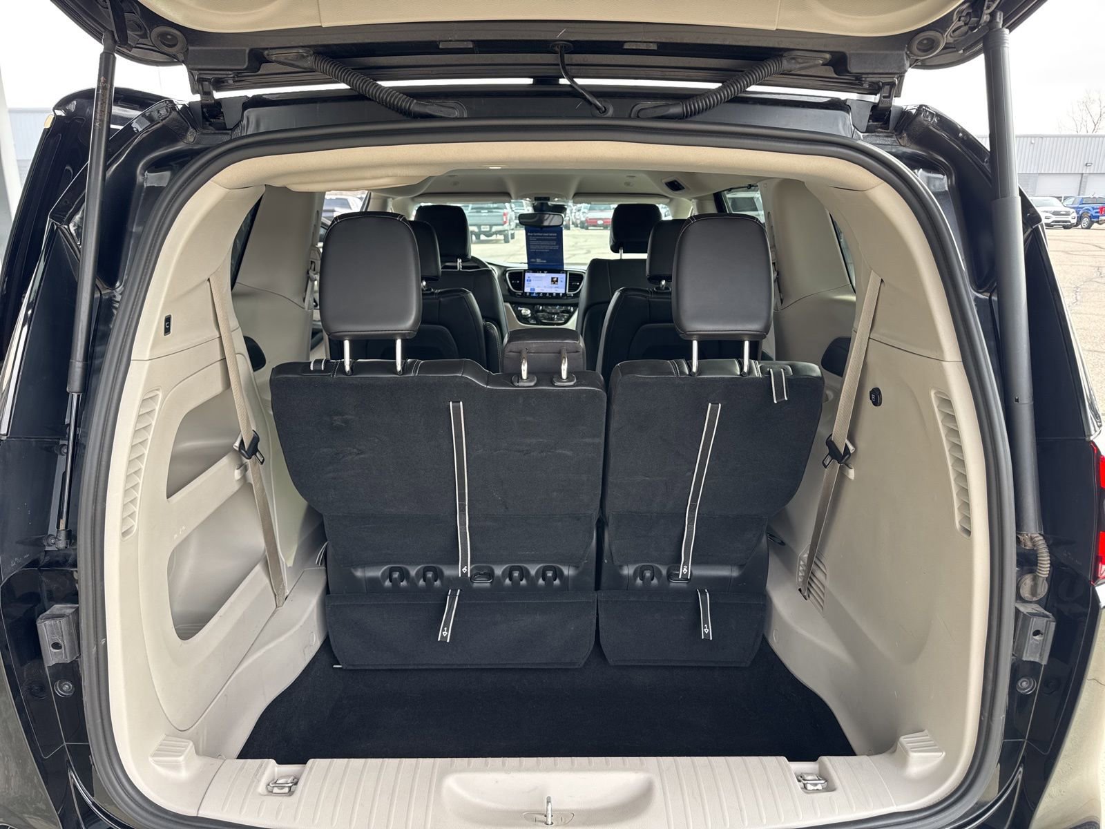 Used 2024 Chrysler Pacifica Touring-L image 35