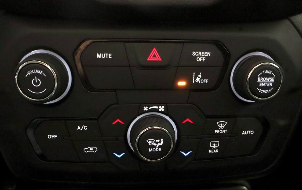 Used 2023 Jeep Renegade Latitude w/ Sun & Fun Group image 32